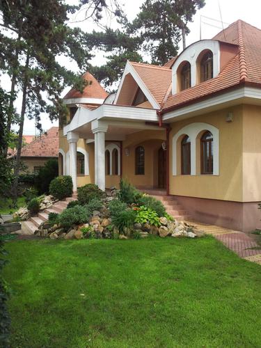 Элитный дом в 15 минутах езды от Будапешта в зеленой зоне.