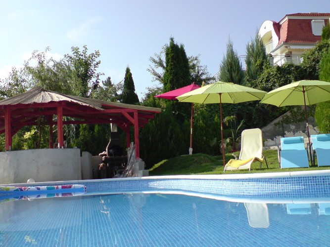 House with sweeming-pool and guest apartmants