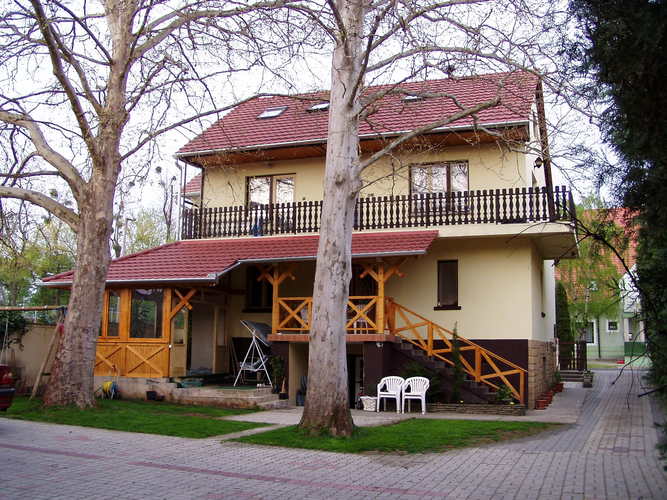 A house with nice plane trees