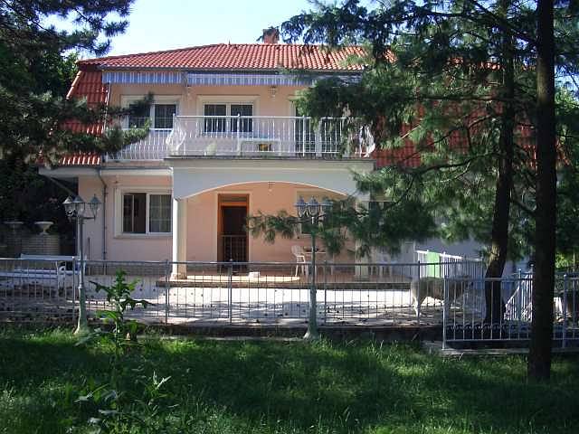 Elegant house  with a swimming pool and garden in Budapest