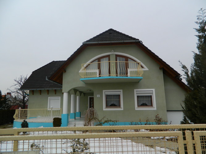 The house with apartments in 400 m to Balaton
