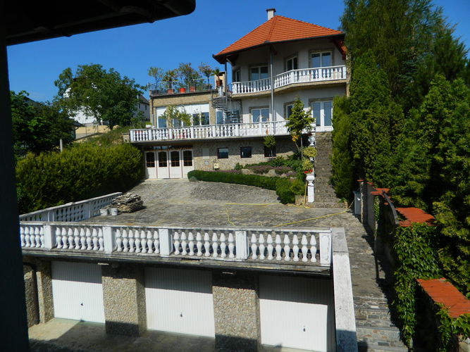 2 houses on the one plot