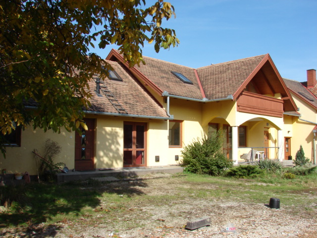 Three houses near the palace