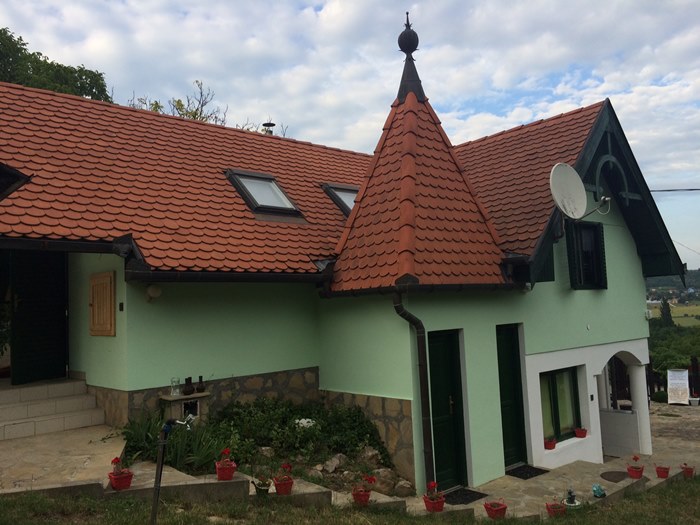 kleines Haus mit einem Laden in Heviz