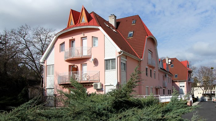 Flat in center of Heviz