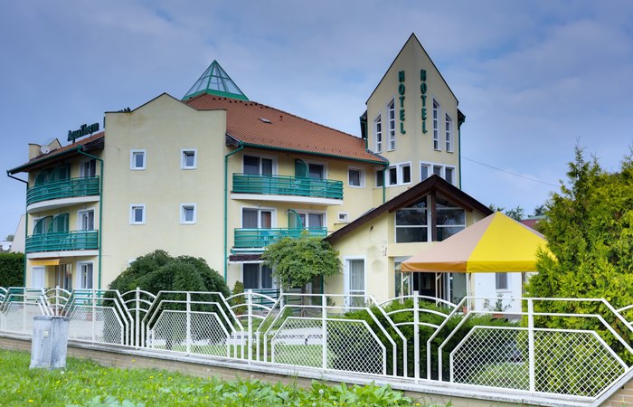 Hotel on Thermal Bath